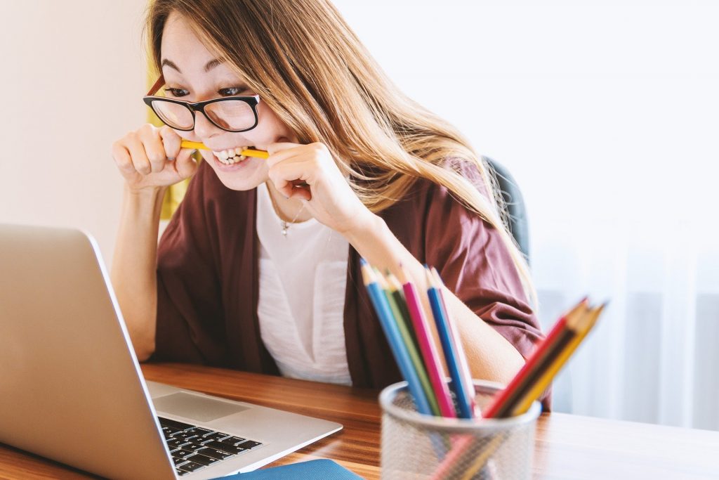 Frau vor dem Laptop